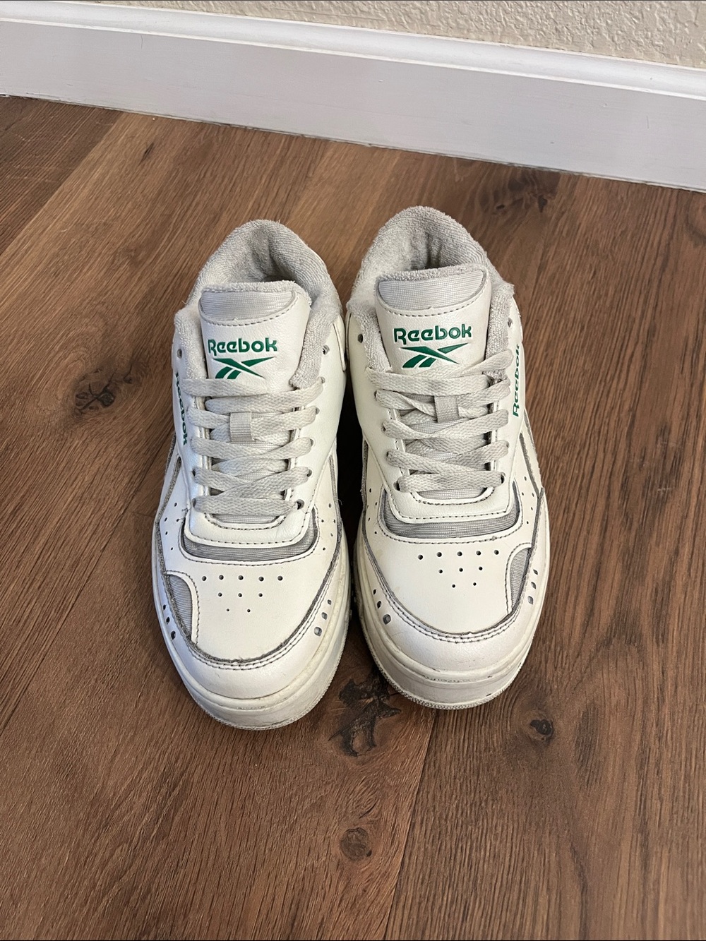 90s Street style Reebok White Low-Top Sneakers with Green Logo Accents